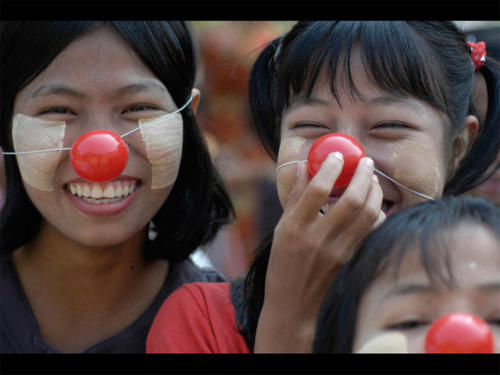 © Jordi Castellano - Clowns Sans Frontières -  Birmanie - Janvier 2005